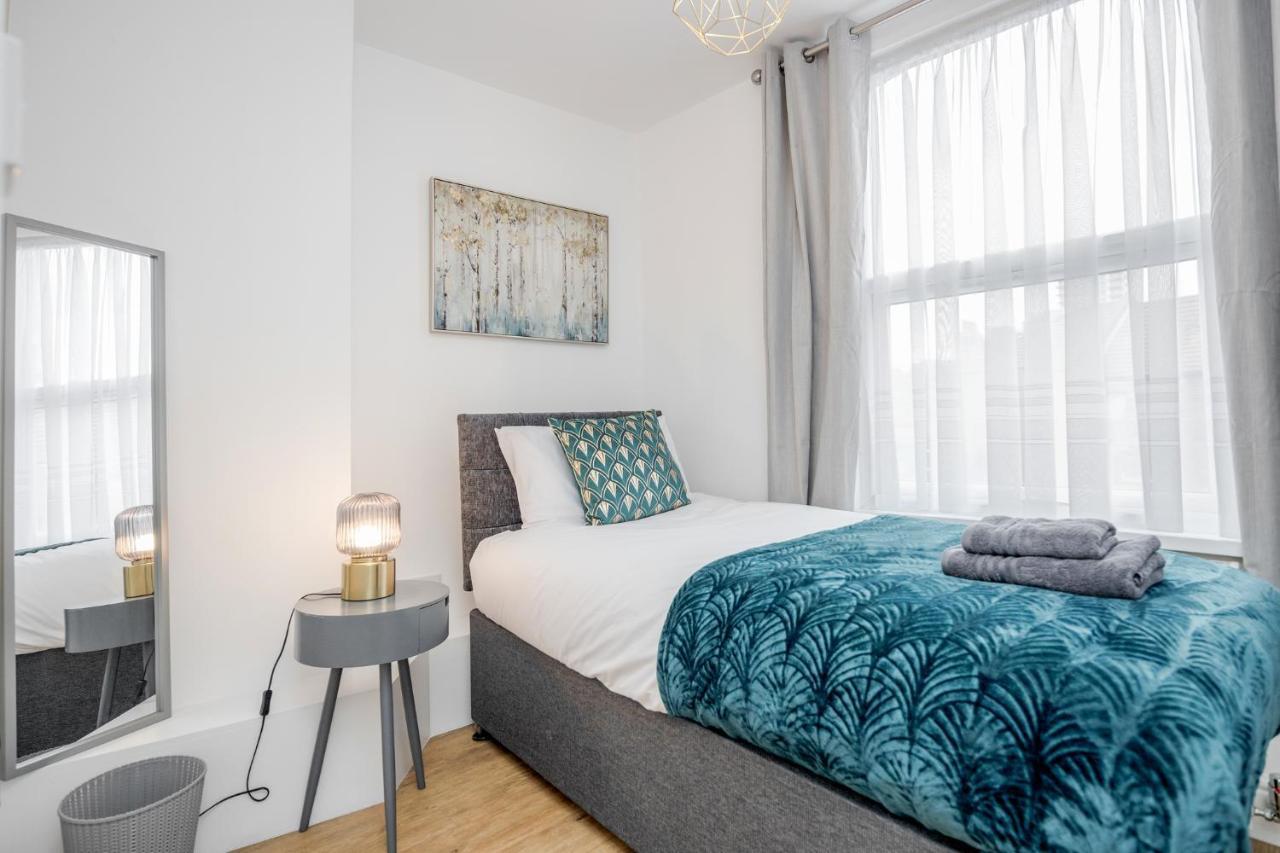Modern Cosy London Flat By Damask Homes イルフォード エクステリア 写真