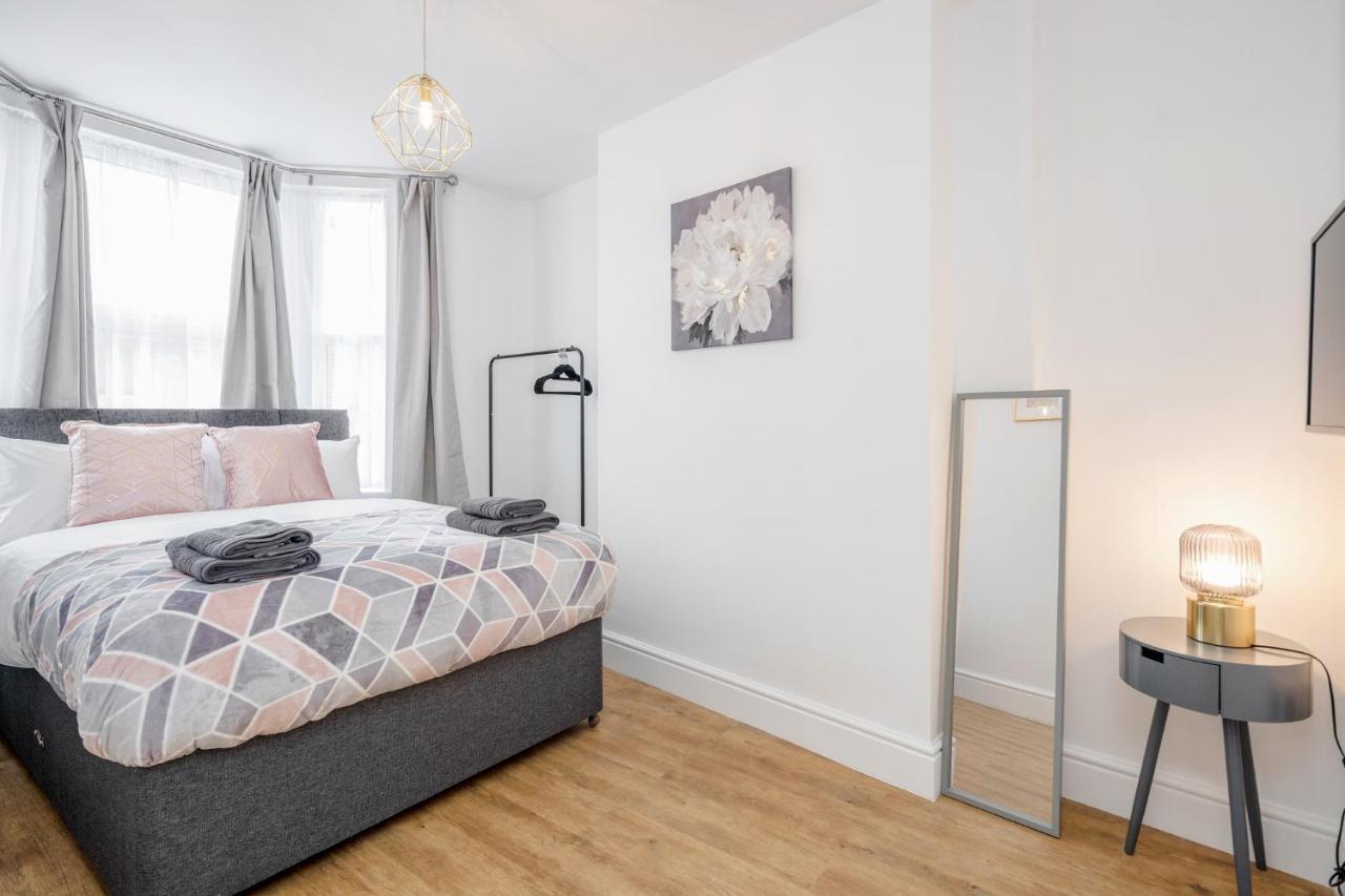 Modern Cosy London Flat By Damask Homes イルフォード エクステリア 写真