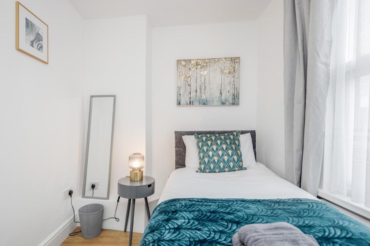 Modern Cosy London Flat By Damask Homes イルフォード エクステリア 写真