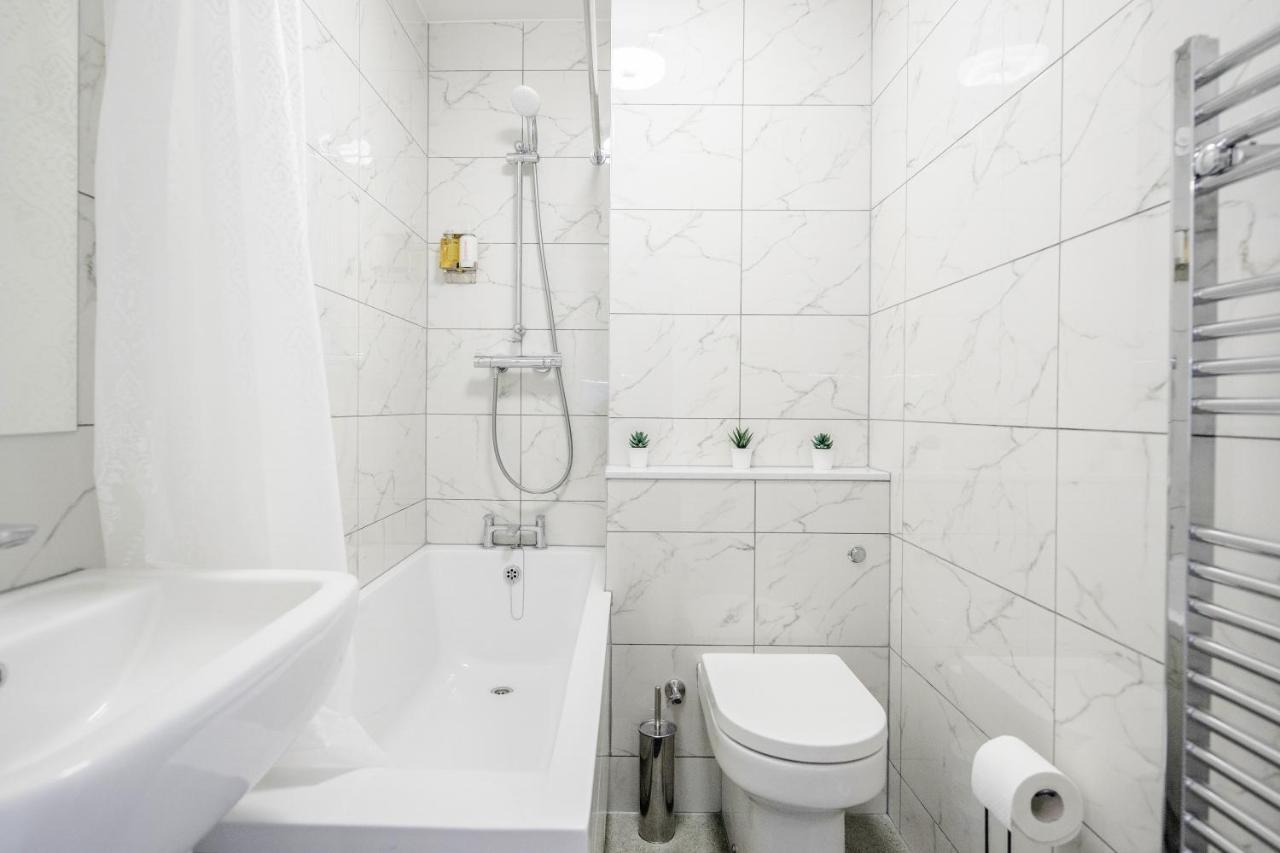 Modern Cosy London Flat By Damask Homes イルフォード エクステリア 写真